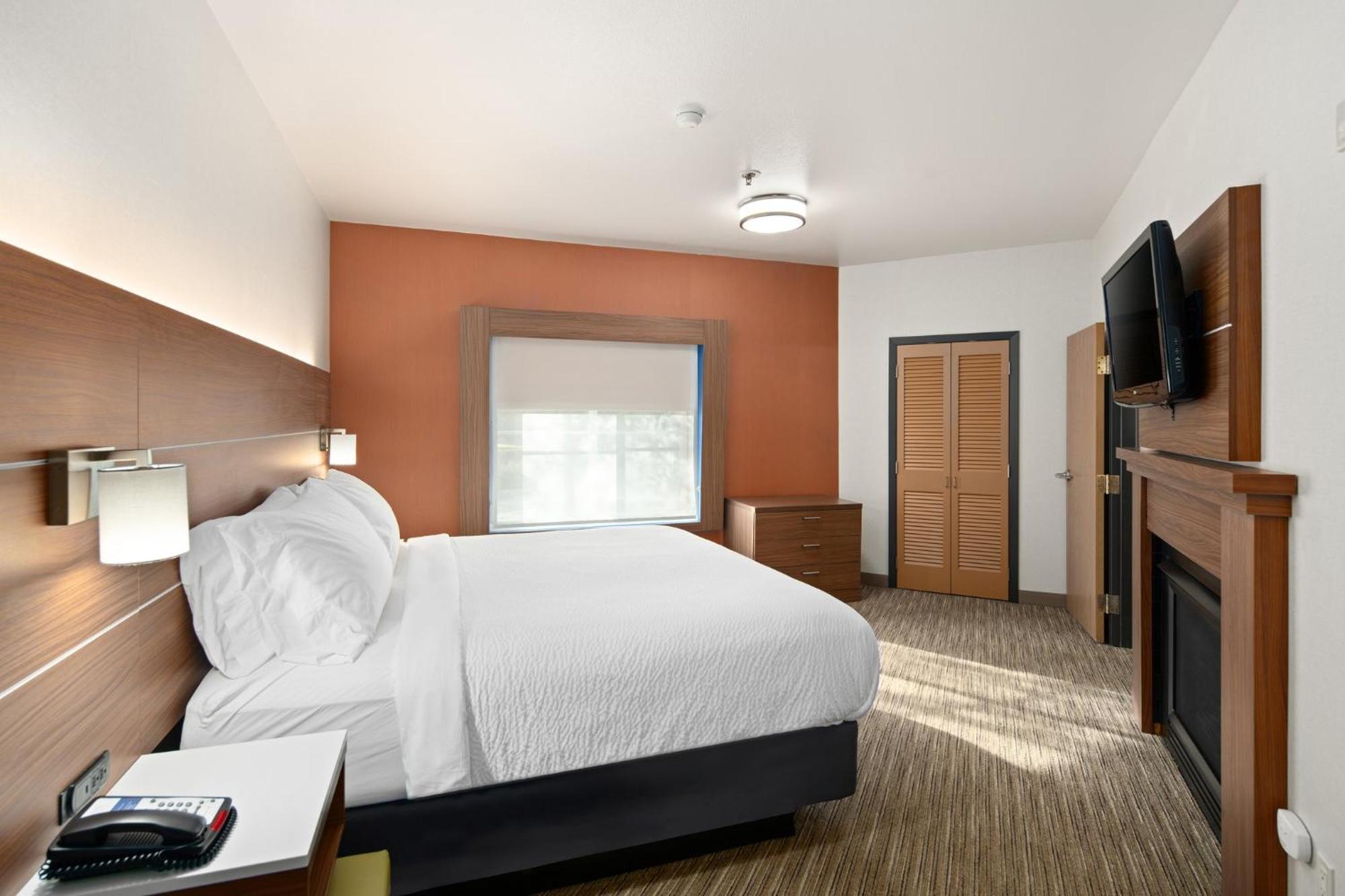 Express & I-90 Exit 11 By Ihg 2*