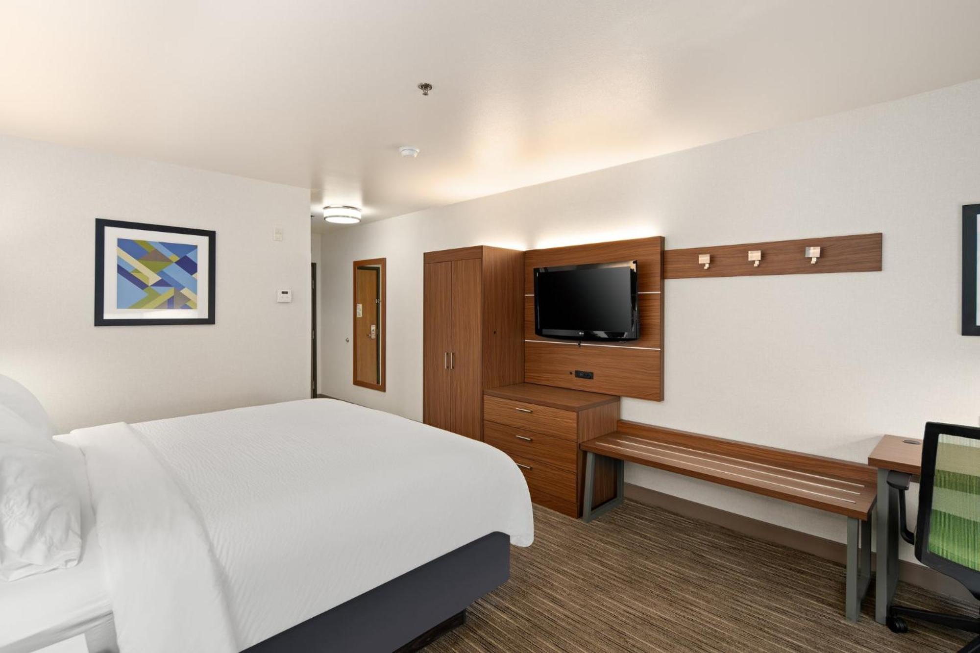 Hotel Express & I-90 Exit 11 By Ihg 2*